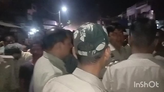 इटियाथोक बाजार में एक दुकान में अचानक  विस्फोट से दुकान का शटर व  सामने लगे टीन शेड के उड़े परखच्चे एक युवक हुआ घायल