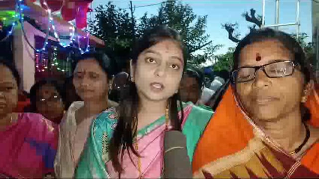 माजी आमदार भाऊराव पाटील गोरेगावकर या दांपत्यांनी सेवेकरी महिलांना केल्या साड्या वाटप.