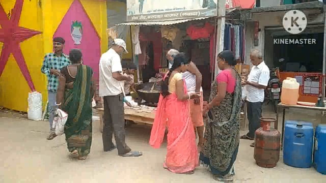 बरदहा बाजार दुर्गा पूजा पंडाल के समिप किया गया महाप्रसाद का वितरण