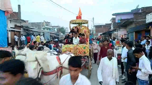 हैसर बाजार चौराहे पर दशहरा पर्व के अवसर पर धूमधाम से निकल गई शोभा यात्रा