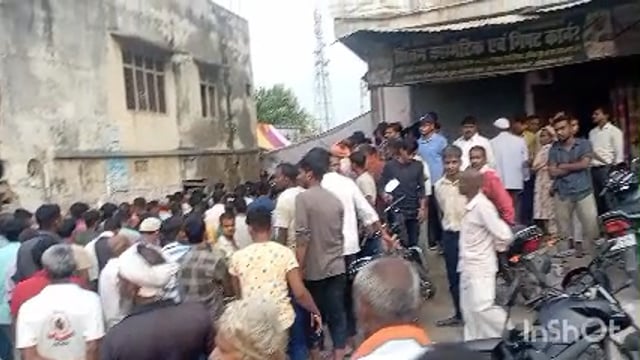 इटियाथोक बाजार में हुई घटना में युवक दुर्गेश गुप्ता की मौत हो गई थी घर पर शव पहुंचने पर अंतिम संस्कार के लिए उमड़ी भीड़ 