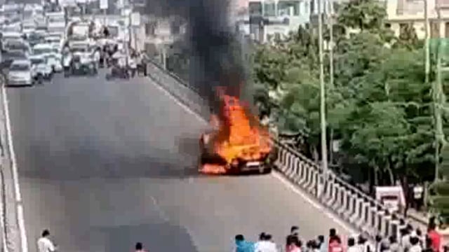Jalti Hui kar apne aap Chalne Lagi viral video Jaipur ka bataya ja raha hai