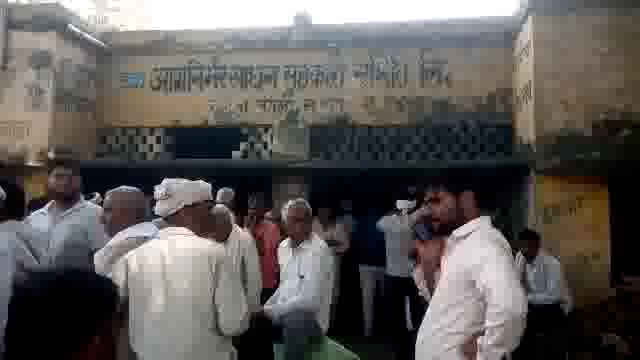 राया: आत्मनिर्भर साधन सहकारी समिति नगला जंगली (सोनई) पर डीएपी की किल्लत; कैसे हो आलू की बुवाई ?