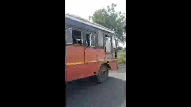 उदगीर आगाराच्या एसटी बसची अवस्था बघाल तर नवल वाटले