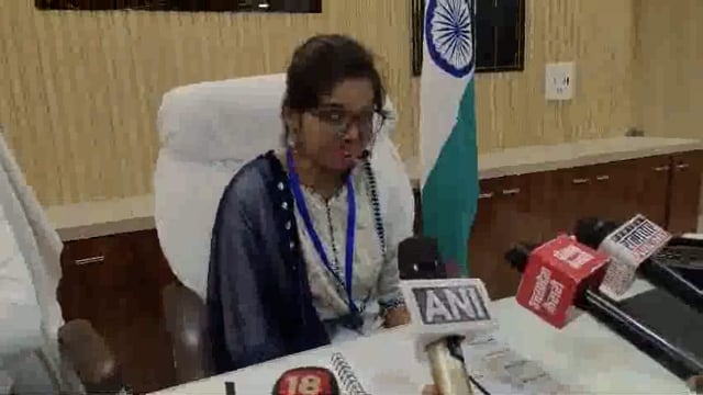 एसिड विक्टिम दसवीं की छात्रा काजल यादव एक दिन के लिए बनी जिलाधिकारी मऊ