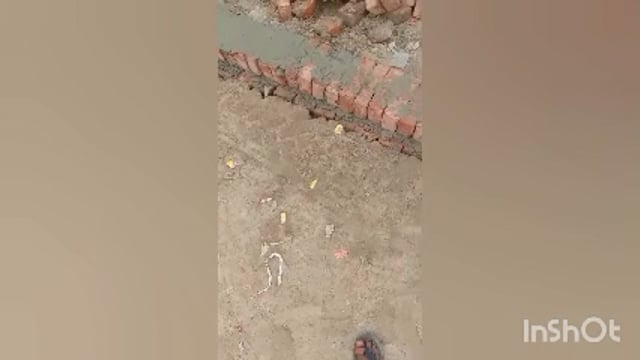 पुराने ईंट  व दोयम ईटो से खड़ंजे व नाली का हो रहा निर्माण ग्रामीणों ने डीएम से की ठेकेदार के विरुद्ध शिकायत, 