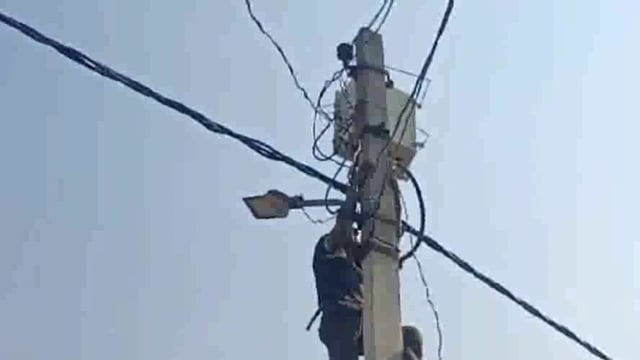 बिजली विभाग द्वारा जलालाबाद नगर में चलाया गया बिजली चेकिंग अभियान,एक दर्जन बकाया तारों के काटे बिजली कनेक्शन