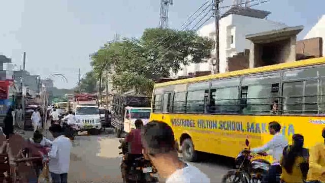 सुबह होते ही बसखारी में ट्रैफिक जाम लगना शुरू आए दिन इसी तरीके से लगता है जाम यह सब लापरवाही के कारण हो रहा है। बिना बस स्टैंड के ही बना दिया गया बस स्टैंड दरगाह मार्ग पर वाहनों का लगा रहता है जमावड़ा देखती रहती है ट्रैफिक पुलिस।