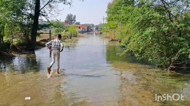 फरह के गांव कुरकन्दा मैं 1 महीने से जल भराव जल भराव की निकासी चालू है लेकिन अभी तक मैंन रास्ता नहीं हुआ क्लियर