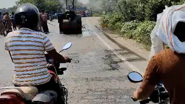 *ब्रेकिंग*
अकबरपुर कोतवाली क्षेत्र अंतर्गत जलालपुर हाईवे के पास चलती रोलर में लगी आग,,,,, मौक़े पर फायर व कोतवाली पुलिस मौजूद,,,,,, कोई हताहत की सूचना नहीं,,,,,,