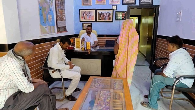 बलरामपुर श्रीदत्तगंज ब्लाक प्रमुख ने जनता दरबार लगाकर सुनी फरियादियों की समस्या।