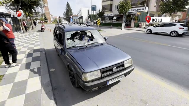 Sinir Krizi Geçiren Vatandaş Otomobilini Hurdaya Çevirdi