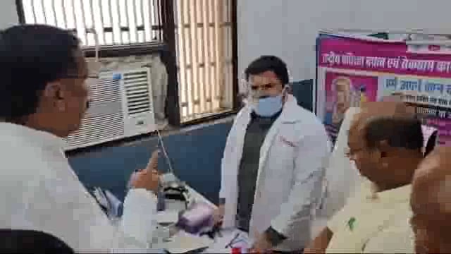 मऊ ब्रेकिंग न्यूज़- सरकारी अस्पताल में मरीजों को देखने पहुंचे सांसद राजीव राय के साथ डॉक्टर ने अपमानजनक व्यवहार कर दिया। वीडियो फुटेज में दिख रहा है की सीएमओ भी मौके पर मौजूद हैं।