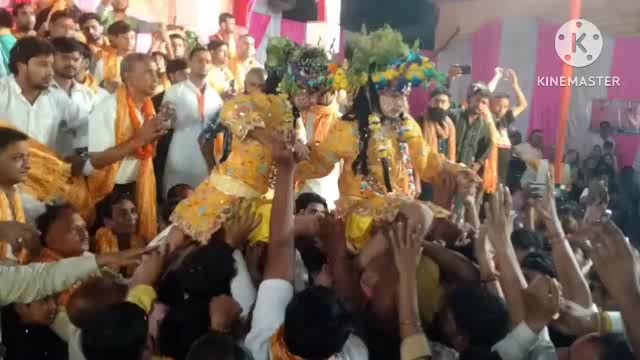 कोसीकलां के ऐतिहासिक भरत मिलाप में उमड़ी भारी भीड़, दर्जन भर झांकियां बनीं आकर्षक का केंद्र।