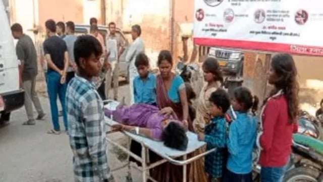 मैक्स पिकअप गाड़ी बिजली के खंभे से टकराई दो महिलाओं सहित 4 की मौत पांच गंभीर रूप से घायल