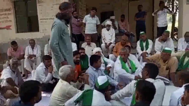 नौहझील के खानपुर में विधुत करन्ट से झुलसे बालक को न्याय दिलाने को लेकर किसान यूनियन व ग्रामीणों धरना परबैठे ज्ञापन दिया 