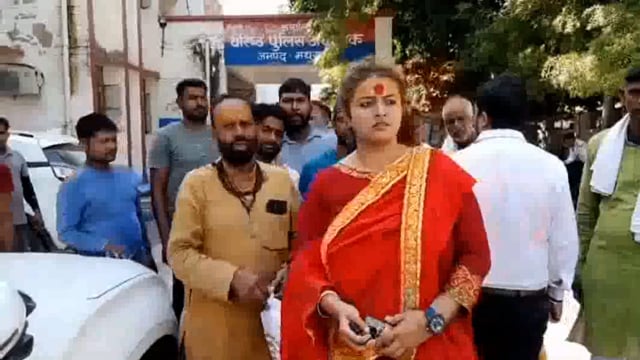 ई-रिक्शा चालक पहुंचे एसपी कार्यालय नामजदों पर लगाया अवैध वसूली का आरोप