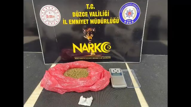 Polis Koçbaşı İle Kapıyı Kırıp Girdiği Evde Narkotik Köpeği İle Arama Yaptı