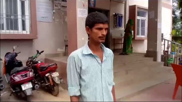 गुमशुदा पत्नी को खोज रहे हैं पति; नहीं मिला तो थाने से लगाई न्याय की गुहार 