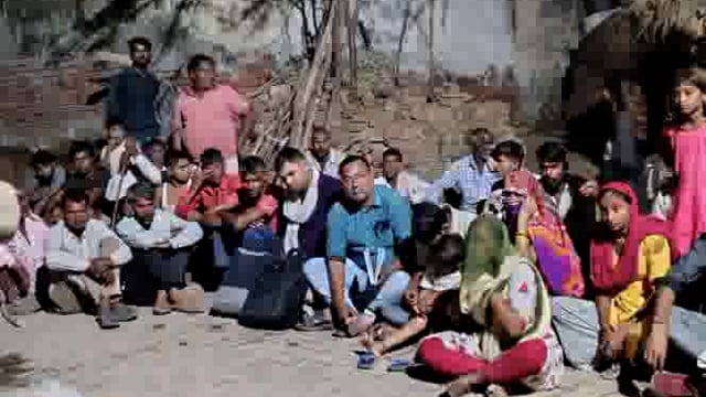 आईएएस अधिकारी ने गांव में रैन बसेरा कर ग्रामीणों से चौपाल पर की चर्चा ग्रामीण बोल ऐसे अधिकारी हो तो कोई ना रहे समस्या