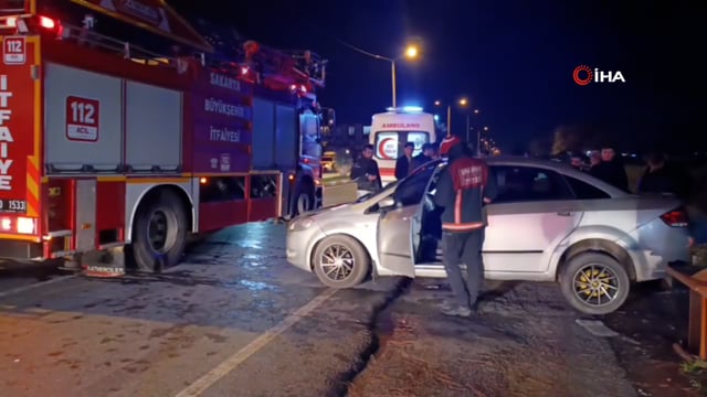 Karasu'da iki otomobil çarpıştı: 3 yaralı