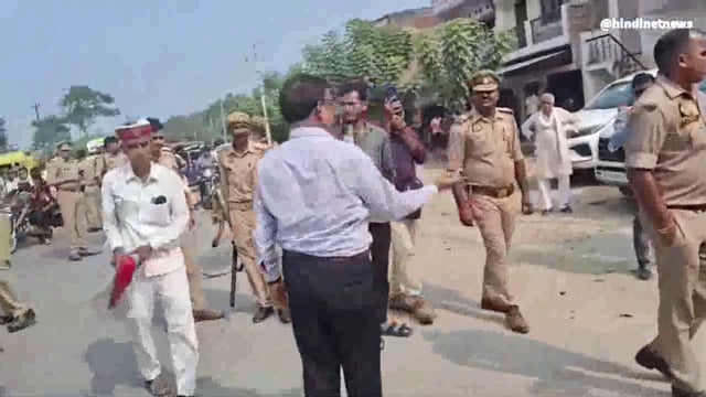 घोसी चीनी मिल चुनाव को लेकर हंगामा सपा विधायक घोसी व एसडीएम के बीच हुई नोक झोक 