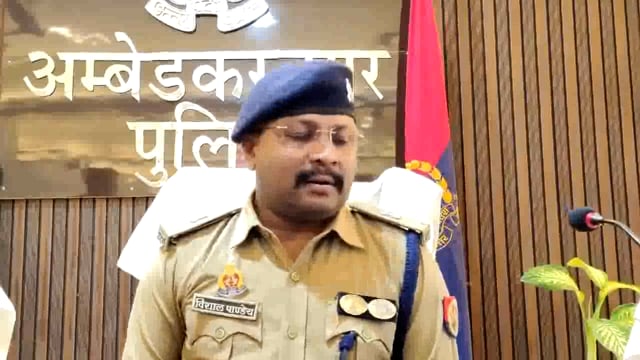 Ambedkar Nagar Mein Gau taskari karte hue do Logon Ko graminon Ne Khet Mein Pakda pakad kar police ke Hawale Kiya Ambedkar Nagar SP ki bite