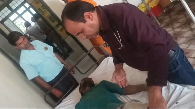 सीएचसी अधीक्षक बाघराय डॉ नौशाद ने औतारपुर में घायलों का स्वयं इलाज करते हुए कहा कि मेरा दायित्व हैं सभी को जल्द इलाज हो,