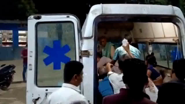 बेकाबू तेज रफ्तार वाहन के कुचलने से 6 लोगों की मौत, दर्जनों घायलों का अस्पताल हो रहा इलाज कई की स्थिति नाजुक