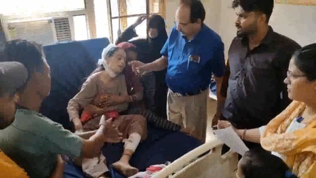 जयपुर से मथुरा आ रही एंबुलेंस खड़े ट्रक से टकराई आधा दर्जन हुए घायल