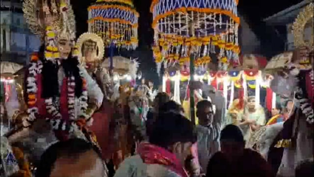 कान्हा की नगरी वृंदावन हुई राममय, धूमधाम से बैंड बाजों के मध्य निकाली गई भगवान श्री राम बारात।