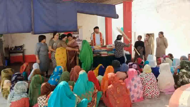 करवा चौथ व्रत पर मथुरा जिला कारागार में समाजसेवियों द्वारा करवा चौथ का सामान वितरित किया