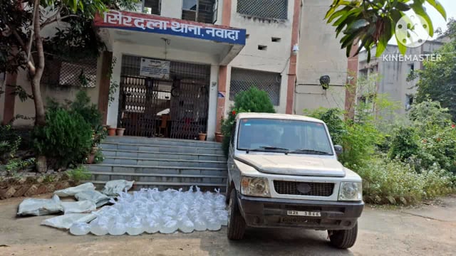 पुलिस ने थाना गेट के समीप से 600 लीटर महुआ शराब से लदा एक चार चक्का विक्टा गाड़ी को किया जप्त चालक फरार