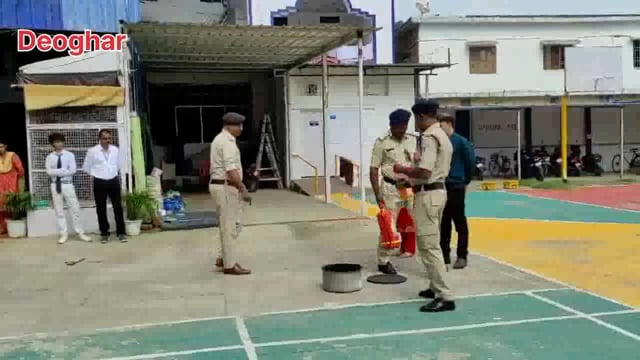 डिवाईन पब्लिक स्कूल देवघर में बच्चों को अग्निशमन विभाग द्वारा दिया गया प्रशिक्षण।