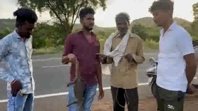 तोंडार पाटी येथे शिकाऱ्याने पकडून आणलेल्या घोरपडीला वन्यजीव रक्षक सेवाभावी संस्थेच्या पदाधिकाऱ्यांनी दिले जीवदान