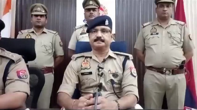 Muradabad mein hotel karobari ke yahan naukrani ne hi Nikali mastermind 500000 ki nagadi 18 lakh ka saman baramad police Ne Chori Karne Wale teenon abhikton Ko Kiya girftar teen aaropiyon Mein Ek Mahila bhi Shamil