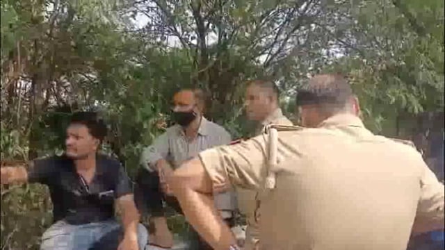 ग्रह क्लेश में नाराज होकर निकली महिला की पानीगांव पुल पर मिली चप्पलें, पति ने जताई अनहोनी की आशंका।