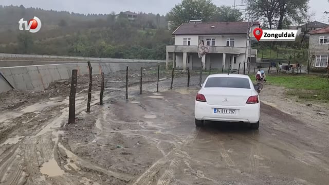 Komşu Köye Geçiş İçin Arazisini Kullandılar, Tepki Amacıyla Tel Örgü Çekti