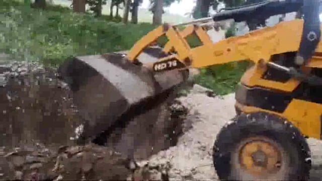 महराजगंज - जहरीले चाइनीज लहसुन पर चला बुलडोजर
तस्करों से जब्त की गई 800 बोरी लहसुन नष्ट।