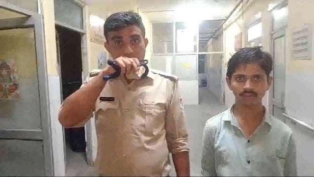 शराबी युवक ने जमकर मचाया उत्पाद रेलवे स्टेशन पर यात्रियों व पुलिसकर्मियों से की बदसलूकी 