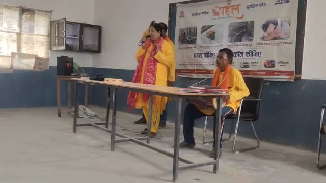 अम्बेडकर नगर आलापुर एक पहल 112 जन जागरुकता अभियान के अंतर्गत विशेषकर महिलाओं एवं बालिकाओं को जागरूक करने के उद्देश्य से रेनेसा इन्फो दल के कलाकारों द्वारा नुक्कड़ नाटक के माध्यम से जनता को जागरूक किया गया ।
इस अवसर पर प्रिंसिपल रमेश चंद्र यादव, उपनिरीक्षक रजनी ,हेड कांस्टेबल चन्द्रभान, रामचंद्र, कांस्टेबल राजन कुमार सिंह 112 पी आर बी 5338 आलापुर नुक्कड़ पार्टी जन सुचना विभाग से 112 लता सिंह,एस के राठौर,बबलू मौर्य, रामप्रसाद सहित अनेक लोग उपस्थित रहे।