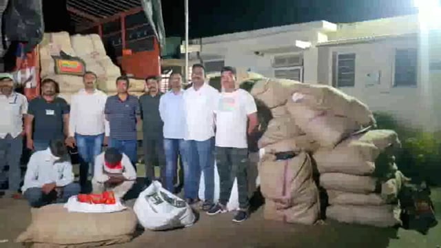 नागजवळ पोलिसांनी 50 लाखाचा अवैध सुगंधी पान मसाला पकडला; दोन जण ताब्यात