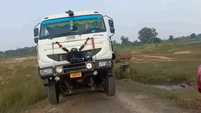 छर्री लदे हाईबा के पुलिया में धंसने से पुलिया क्षतिग्रस्त, आवागमन बाधित 