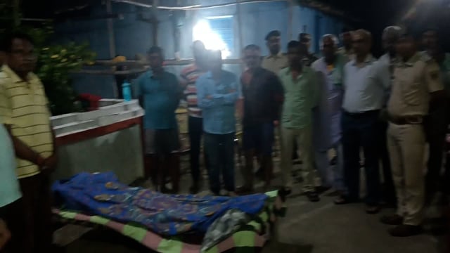 पूर्व विधायक के निधन पर क्षेत्रीय जनप्रतिनिधि के साथ-साथBDOएवं थानाध्यक्ष ने पार्थिवशरीर पर माल्यार्पण कर दी श्रद्धांजलि