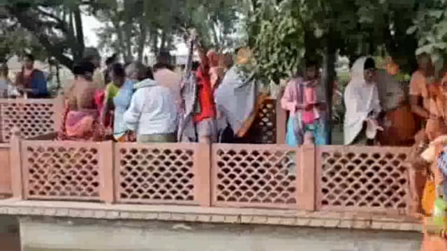 मान मंदिर के ब्रज यात्रियों ने नंदगांव की परिक्रमा कर कुंड व सरोवरों के किए दर्शन निकाली जा रही पदयात्रा।