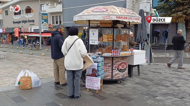 Simitçi, Fethullah Gülen'in ölümünü tatlı dağıtarak kutladı