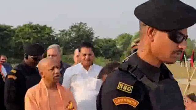 मुख्यमंत्री योगी आदित्यनाथ ने विकास कार्यों और कानून व्यवस्था को लेकर की समीक्षा बैठक।