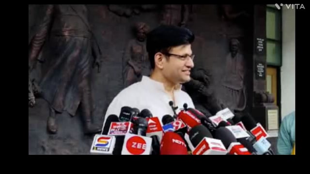 कागल विधानसभा 2024 निवडणूक साठीचे उमेदवार समरजीत घाडगे यांनी पत्रकारांनी विचारलेल्या प्रश्नांना उत्तरे देताना.