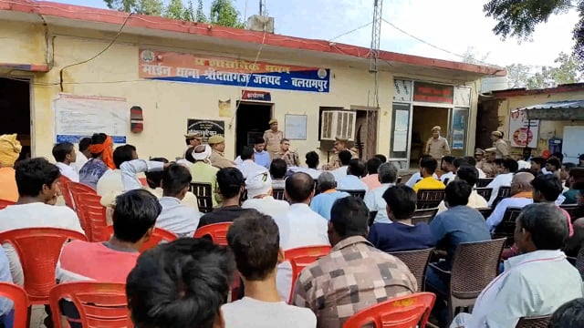 बलरामपुर श्रीदत्तगंज थाना परिसर में आगामी त्यौहारों को लेकर किया गया पीस कमेटी बैठक।