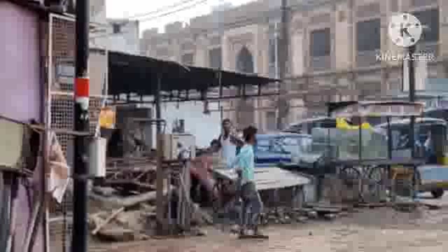 वृंदावन की मथुरा गेट पुलिस चौकी क्षेत्र में दबंगों का कहर, जमीनी विवाद में पत्रकार के परिवार पर किया हमला, वीडियो वायरल।